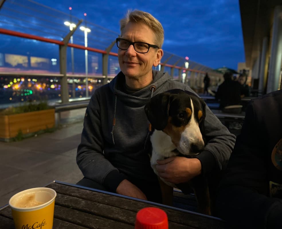 Ein Bild von Gründer und Therapeut Andreas Woltemath, der an einem Geländer lehnt und in die Fern schaut.